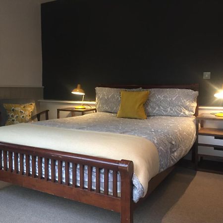 Bonningtons Stansted Self Catering Hotel สแตนสเต็ด เมาท์ฟิทเช็ต ภายนอก รูปภาพ