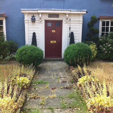 Bonningtons Stansted Self Catering Hotel สแตนสเต็ด เมาท์ฟิทเช็ต ภายนอก รูปภาพ