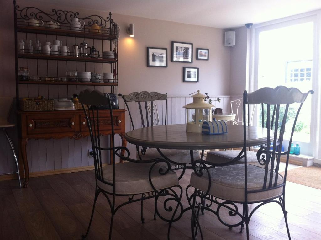 Bonningtons Stansted Self Catering Hotel สแตนสเต็ด เมาท์ฟิทเช็ต ห้อง รูปภาพ