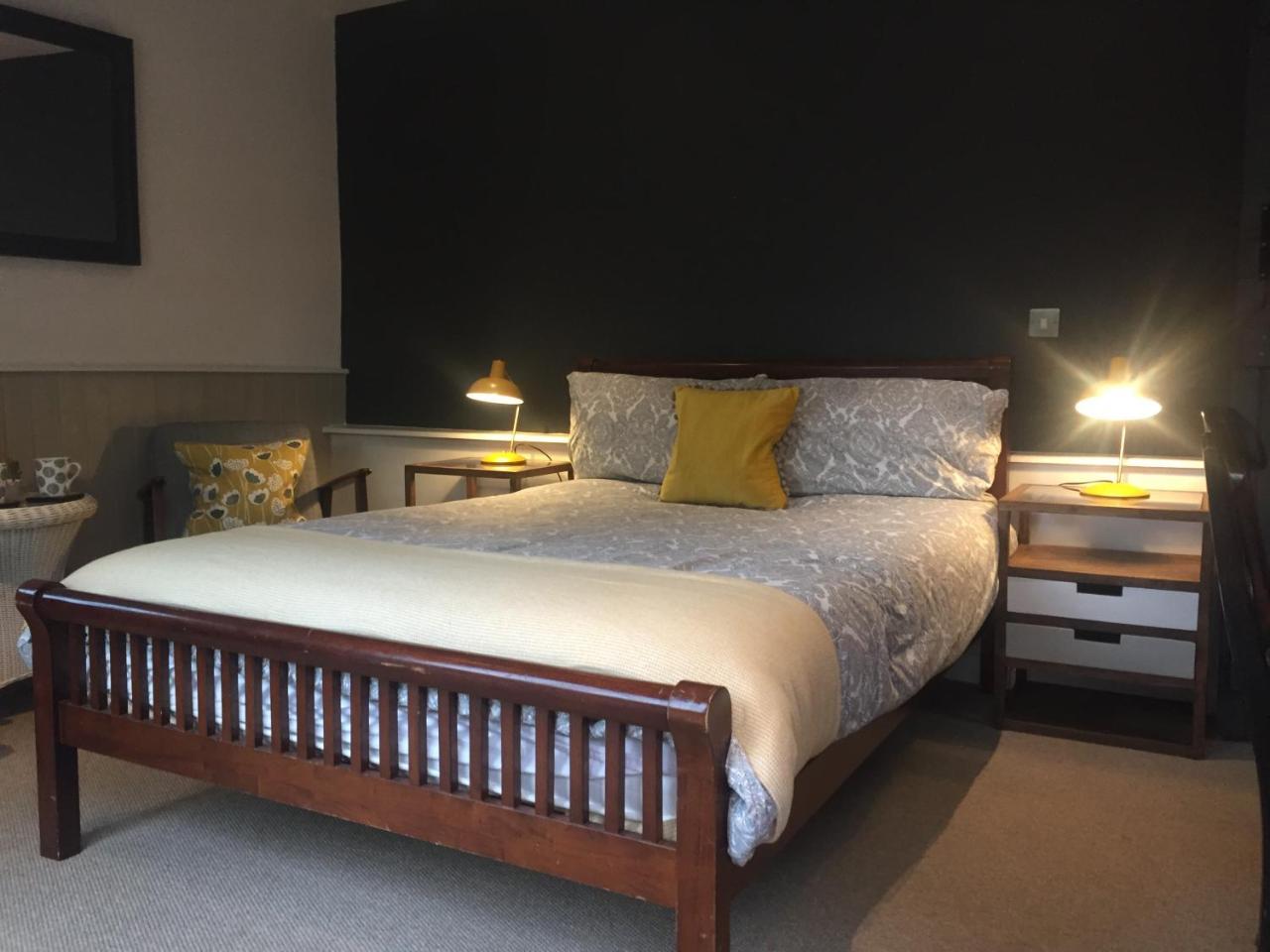 Bonningtons Stansted Self Catering Hotel สแตนสเต็ด เมาท์ฟิทเช็ต ภายนอก รูปภาพ