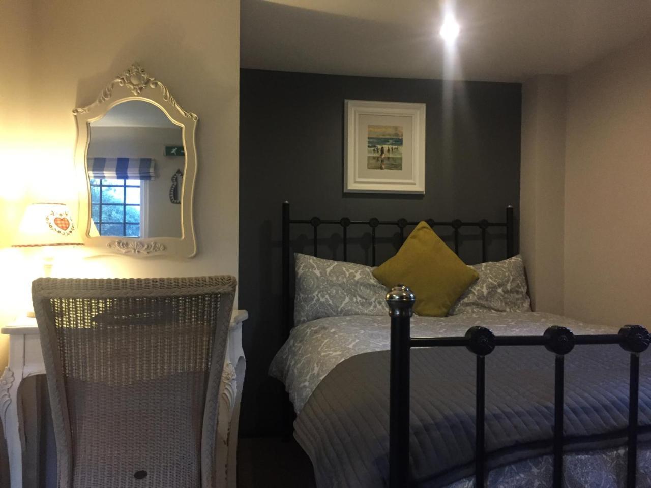 Bonningtons Stansted Self Catering Hotel สแตนสเต็ด เมาท์ฟิทเช็ต ภายนอก รูปภาพ