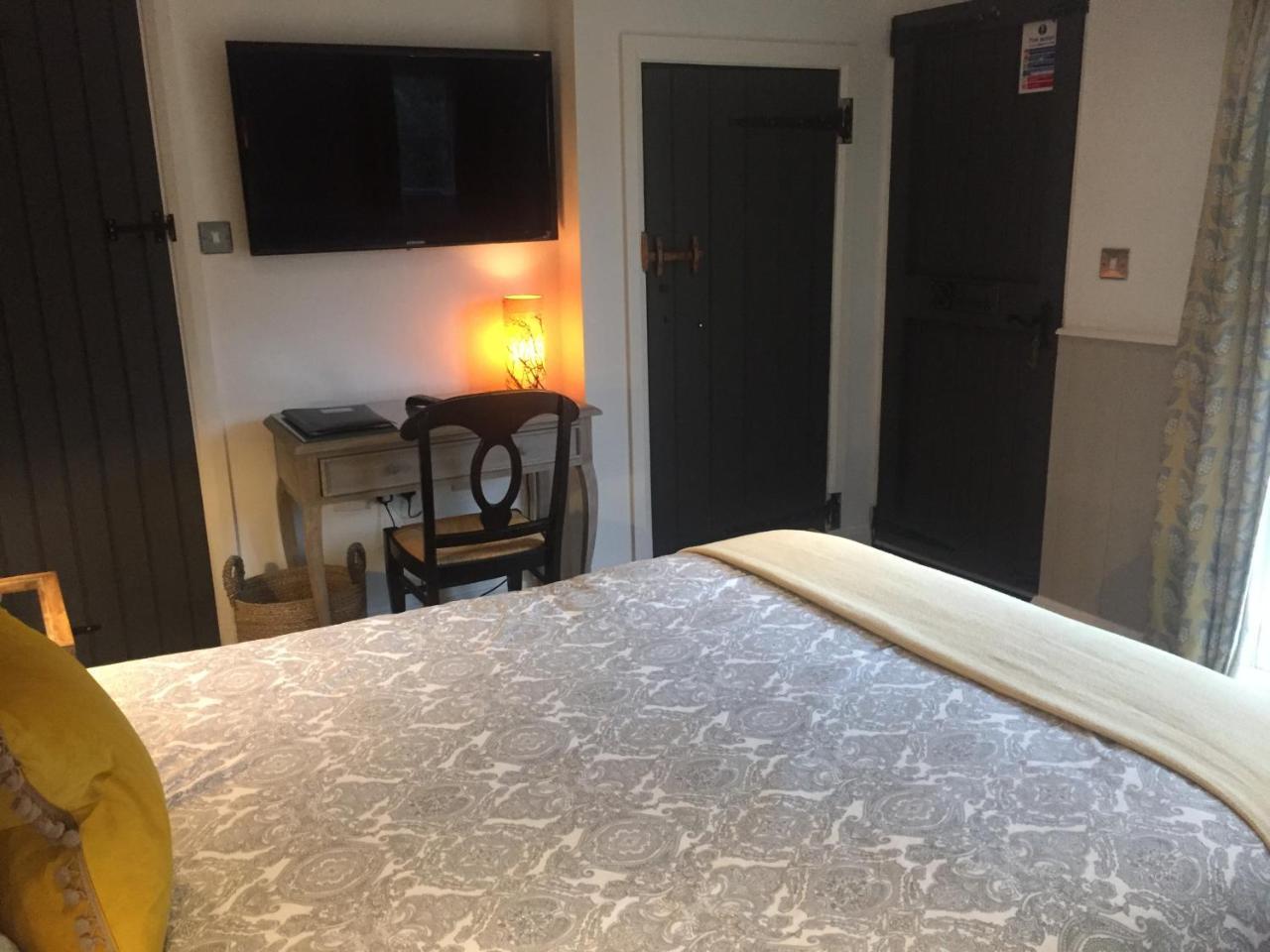Bonningtons Stansted Self Catering Hotel สแตนสเต็ด เมาท์ฟิทเช็ต ภายนอก รูปภาพ