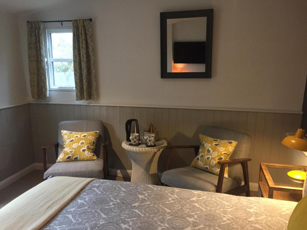 Bonningtons Stansted Self Catering Hotel สแตนสเต็ด เมาท์ฟิทเช็ต ภายนอก รูปภาพ
