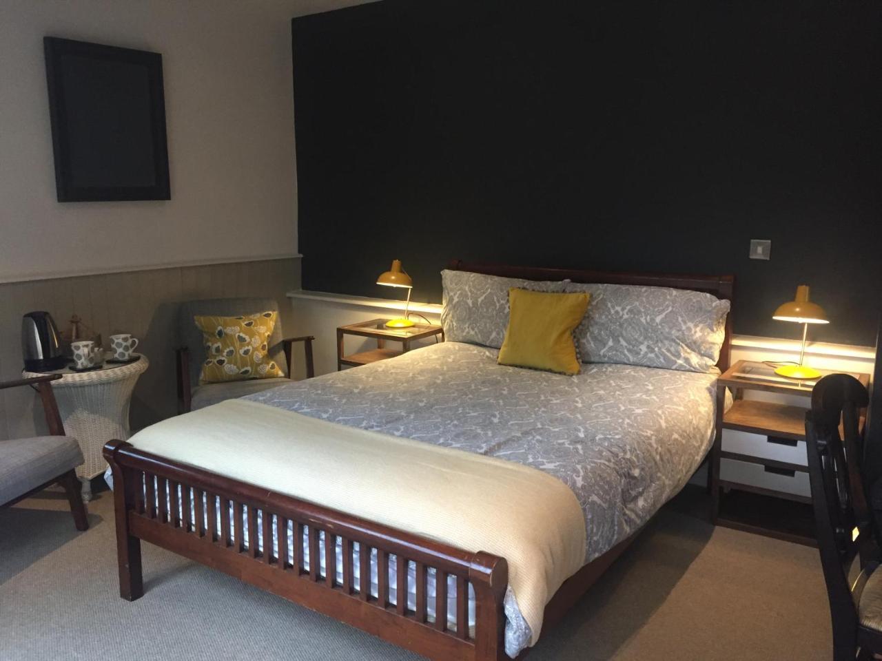Bonningtons Stansted Self Catering Hotel สแตนสเต็ด เมาท์ฟิทเช็ต ภายนอก รูปภาพ